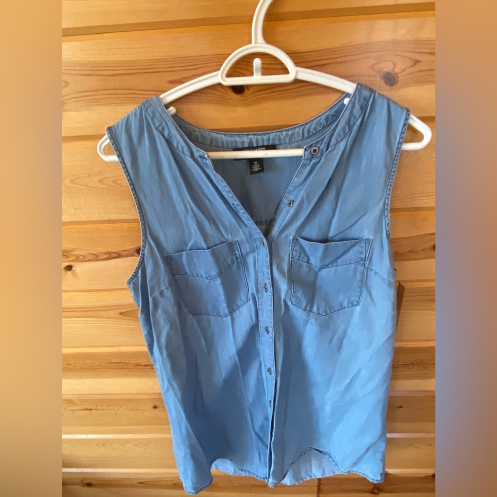 Sleeveless Nine West button down denim like shirt.